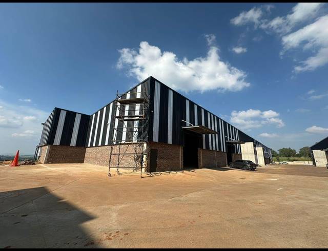 1,300M² WAREHOUSE TO LET IN LANSERIA